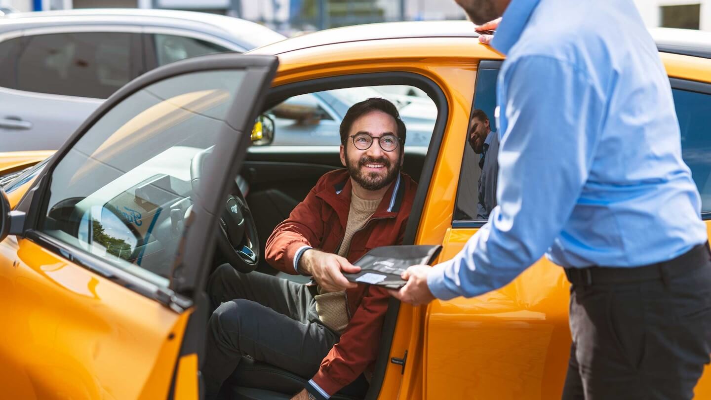 Homme en voiture jaune